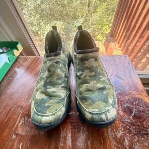 Lands’s End boy’s camo shoes. Size 1 kids